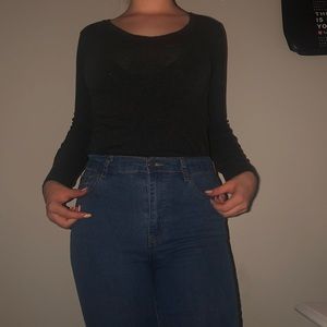 grey long sleeve shirt